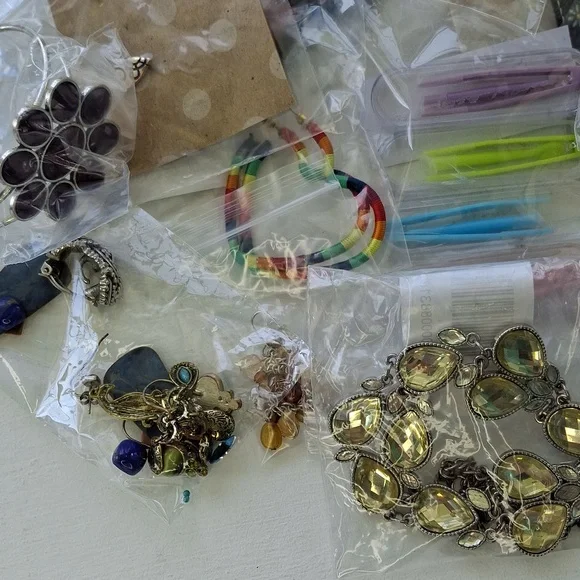 28+ Pieces Assorted Wearable Jewelry - Picture 4 of 4